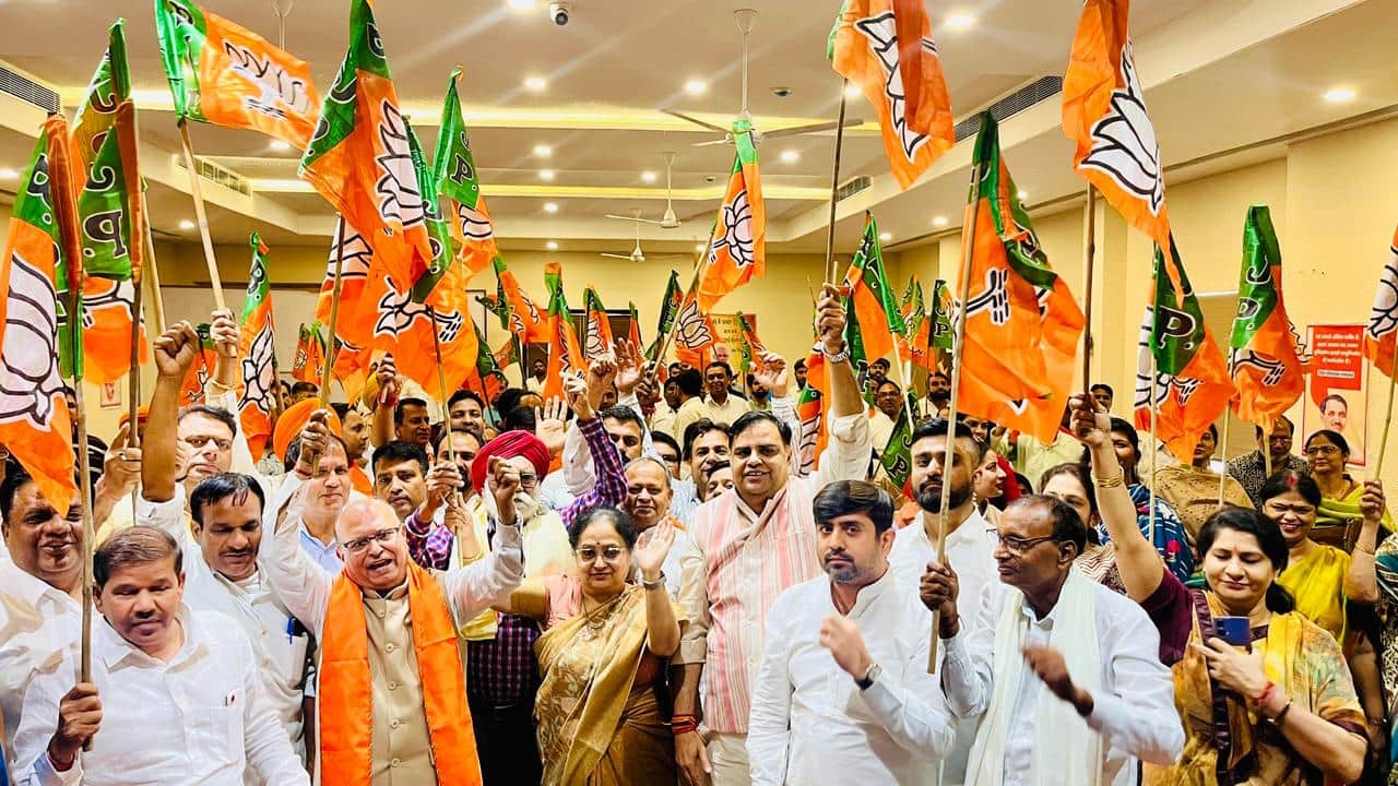 फरीदाबाद भाजपा कार्यालय में मेयर प्रवीण बत्रा जोशी के साथ हाथ में झंडे लेकर  भाजपा का स्थापना द