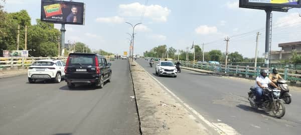 फरीदाबाद बाटा पुल पर दिन में चलते दोनों तरफ वहां रात को हो रहा मरम्मत कार्य। संवाद