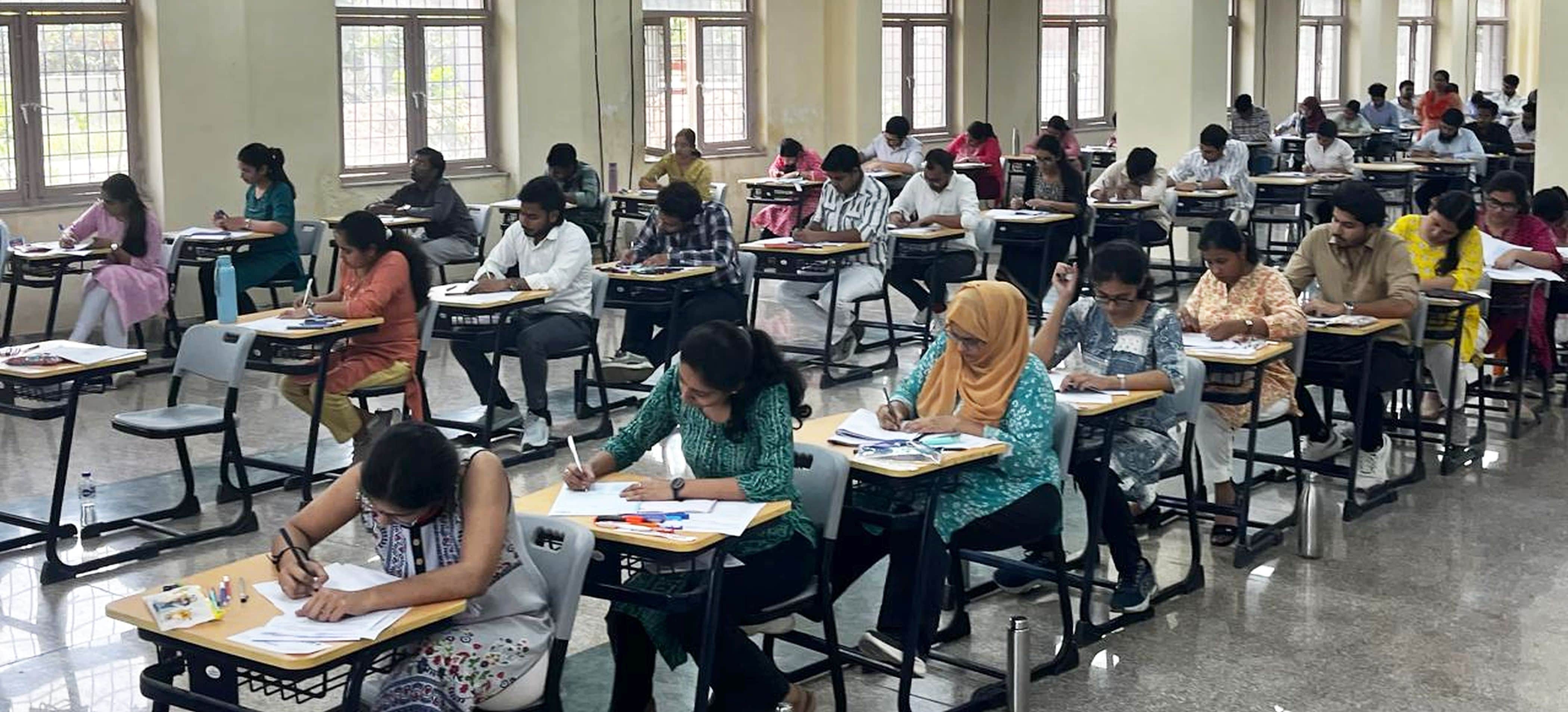 फोटो-01-मेडिकल काॅलेज में परीक्षा देते एमबीबीएस के अंतिम वर्ष के छात्र-छात्राएं। संवाद