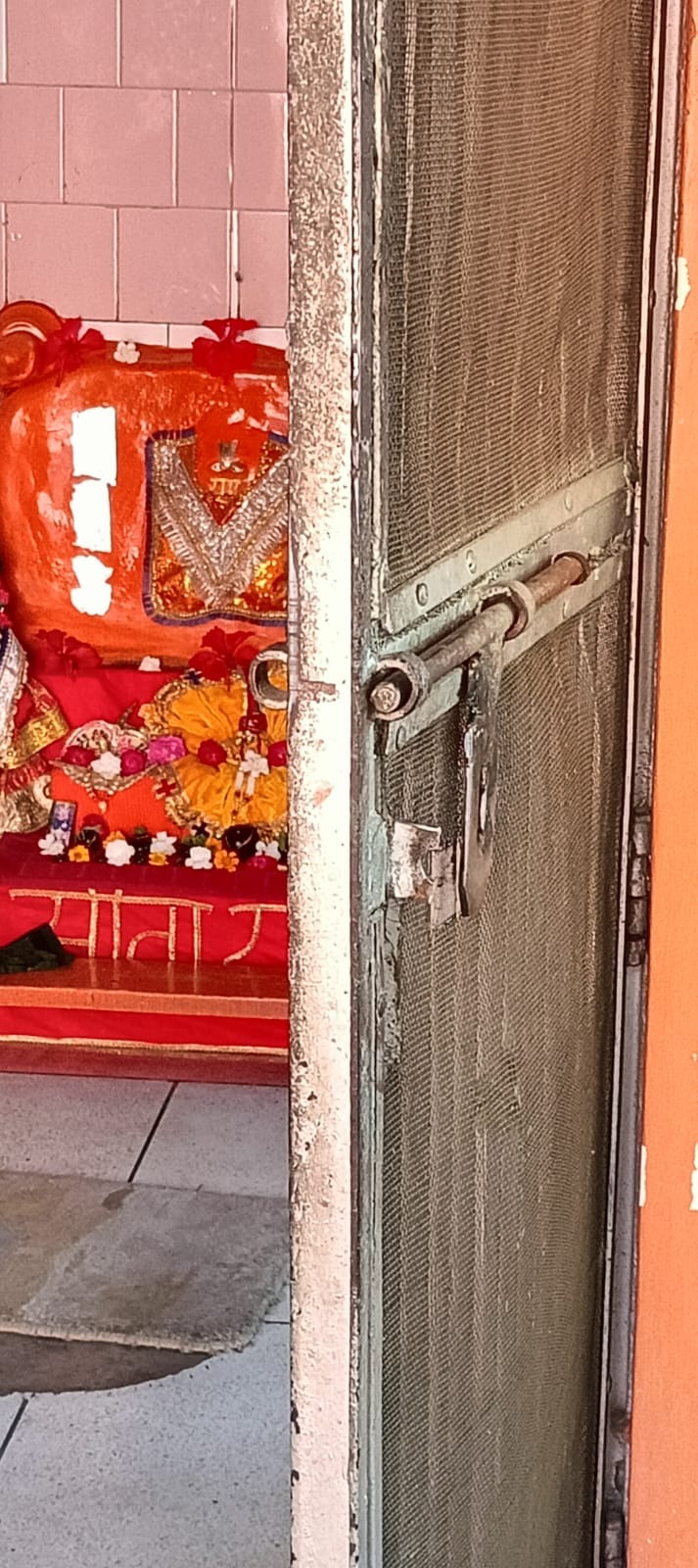 Jewellery worth Rs 5 lakh stolen from Hanuman Ashram after poisoning dogs