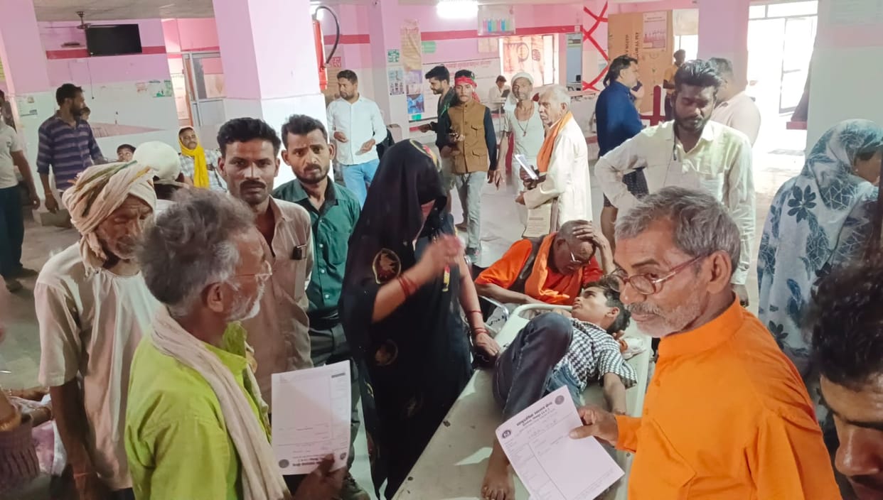 E-rickshaw and bike collide, six injured