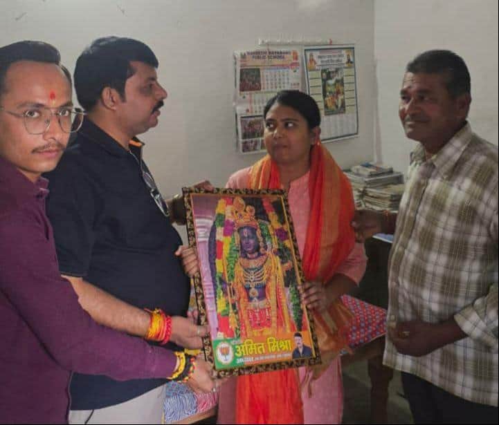 फोटो-10-समीक्षा अधिकारी बनी शालिनी रावत को सम्मानित करते उत्तर प्रदेश उद्योग व्यापार संगठन के अ