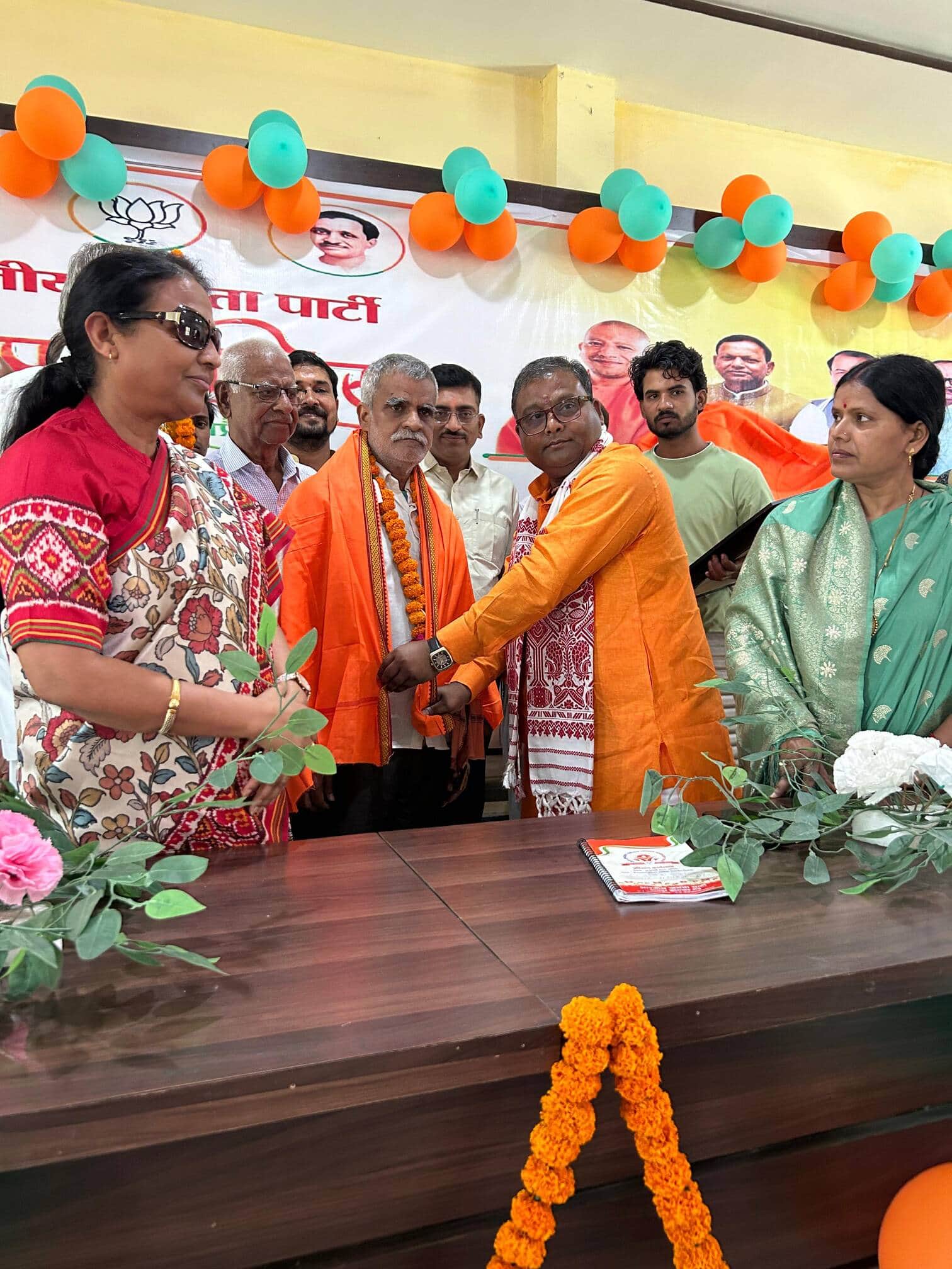 फोटो-11- कार्यकर्ता को सम्मानित करतीं सांसद गीता शाक्य व विधायक गुड़िया कठेरिया और जिलाध्यक्ष।स