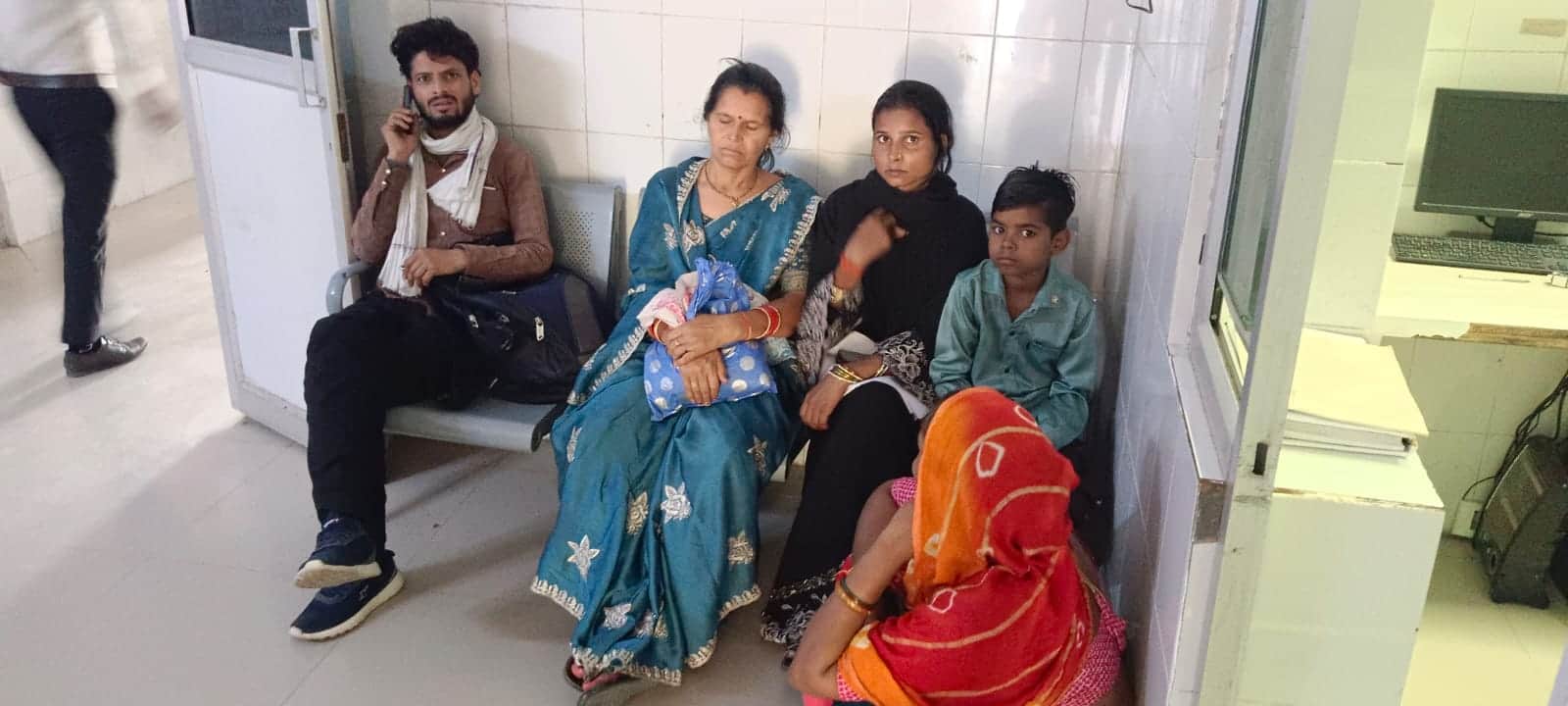 फोटो-11-सीटी स्कैन कराने के लिए बैठे मरीज व तीमारदार। संवाद