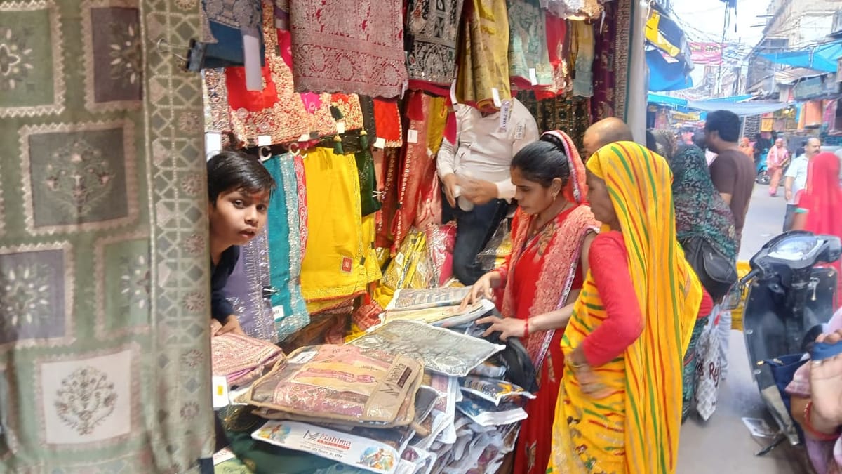 Mainpuri News: सहालग की आहट से खिलने लगा कपड़ा बाजार