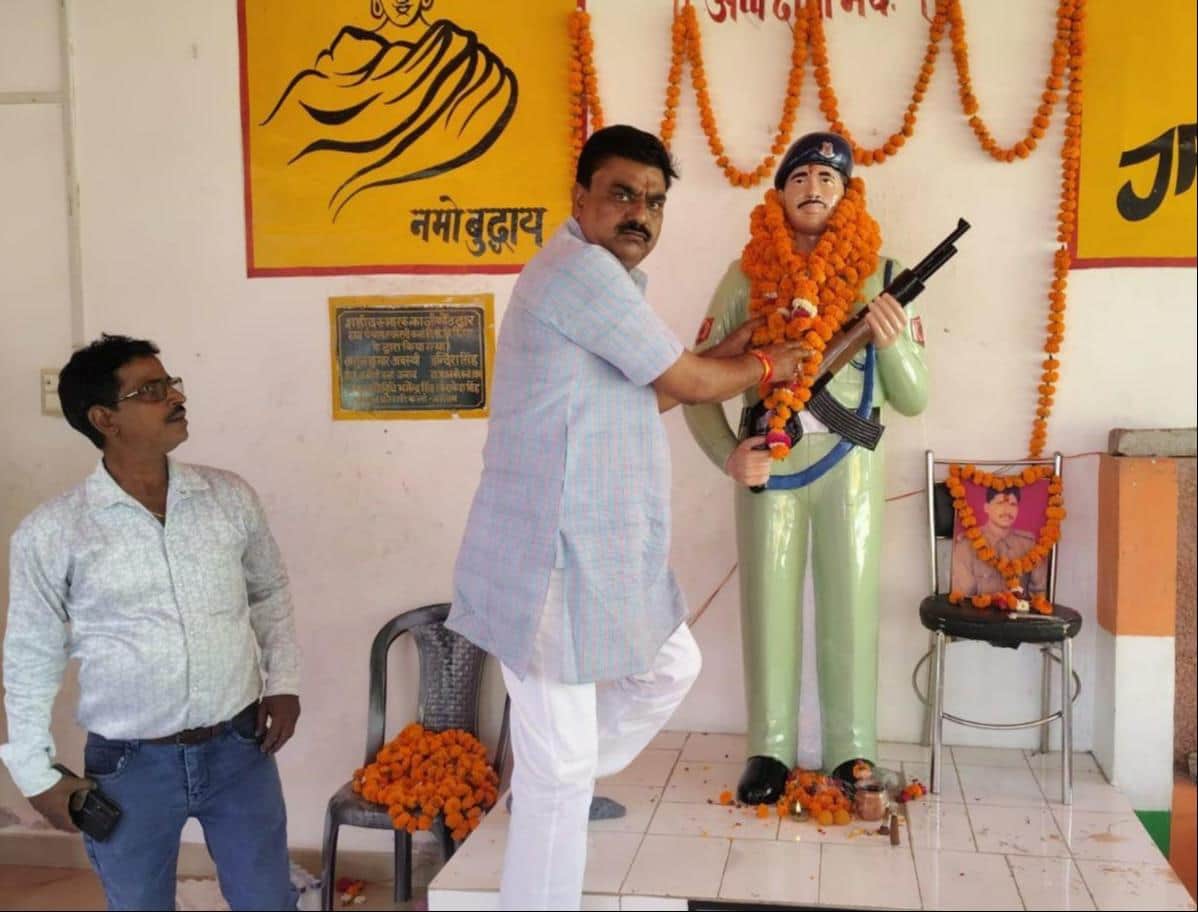 फोटो-11- शहीद की प्रतिमा पर माल्यार्पण करते समाजसेवी। स्रोत: आयोजक