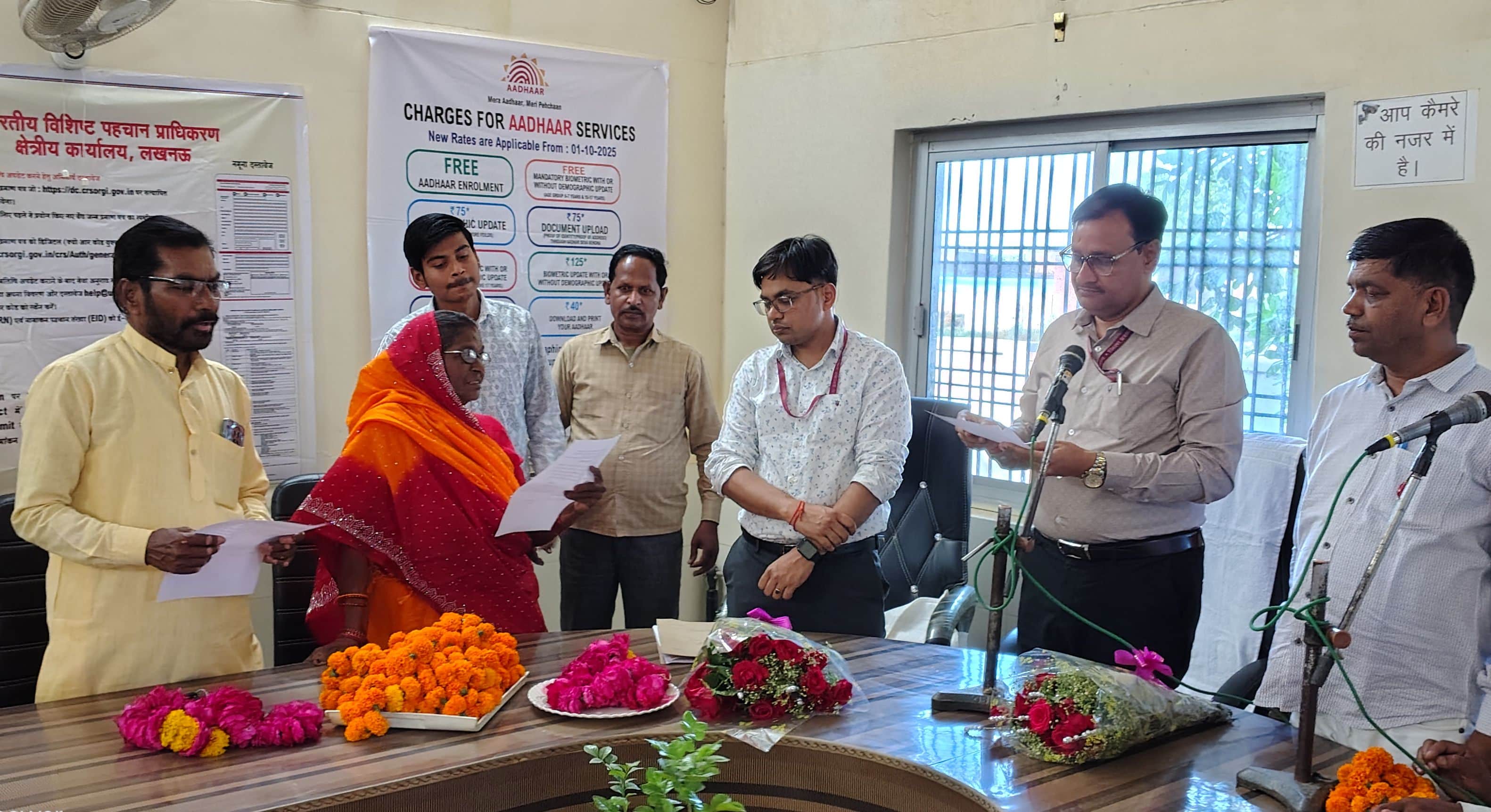 फोटो-13-नगर पंचायत के नामित सदस्यों को शपथ दिलाई एसडीएम बांगरमऊ बृजमोहन शुक्ला। संवाद