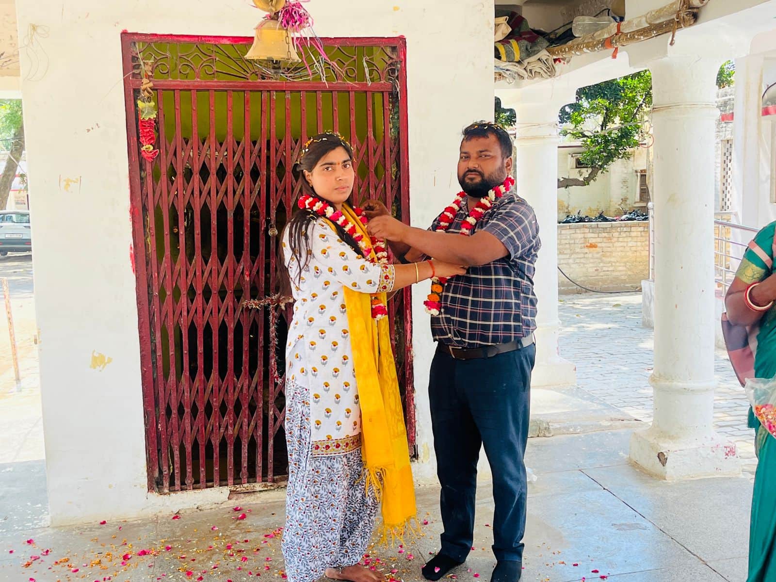 फोटो-15-मंदिर में एक-दूसरे को जयमाला पहनाते युवक व युवती।संवाद