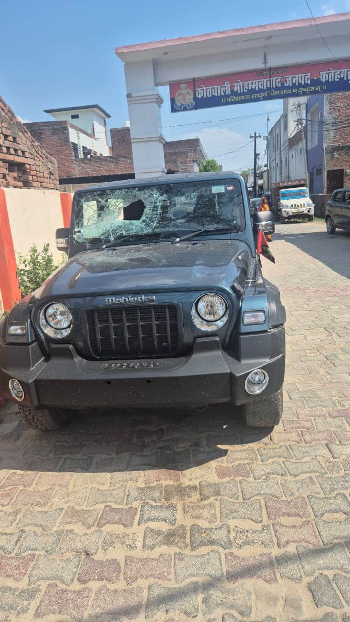 फोटो-16 मोहम्मदाबाद कोतवाली में खड़ी टूटी थार। संवाद