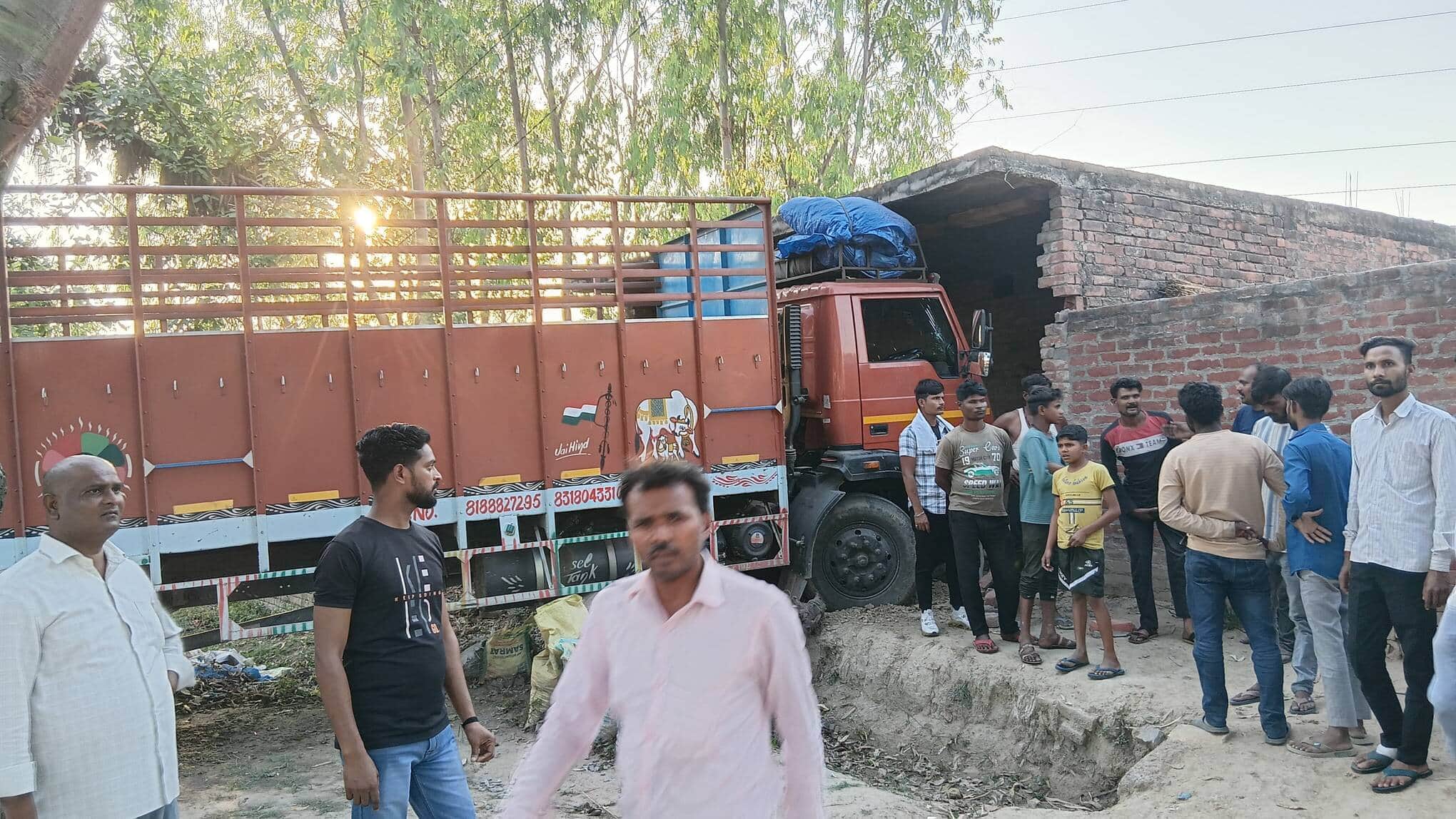 फोटो-21-मकान में घुसी डीसीएम। स्रोत: ग्रामीण