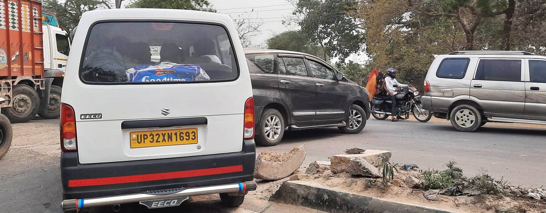 फोटो-23खैराबाद में लखनऊ-दिल्ली राज्य मार्ग पर बनाए गए कट से गुजरते वाहन। संवाद