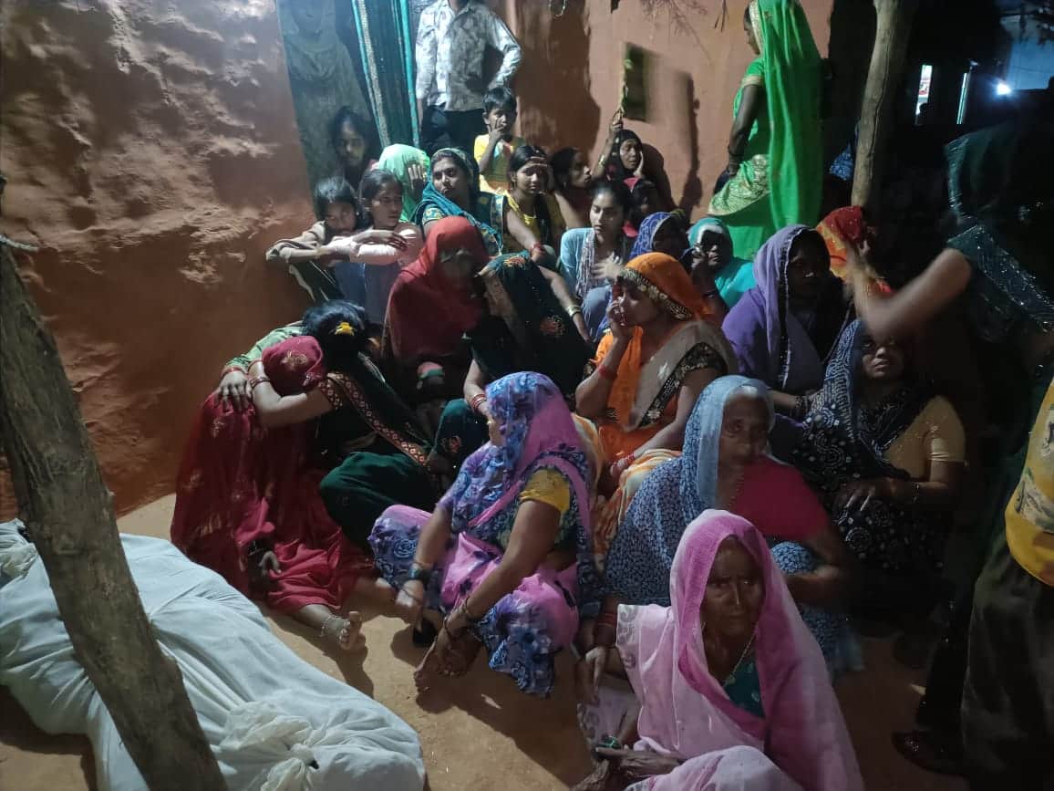 फोटो-35-चचेरे भाइयों की मौत पर बिलखते परिजन। संवाद