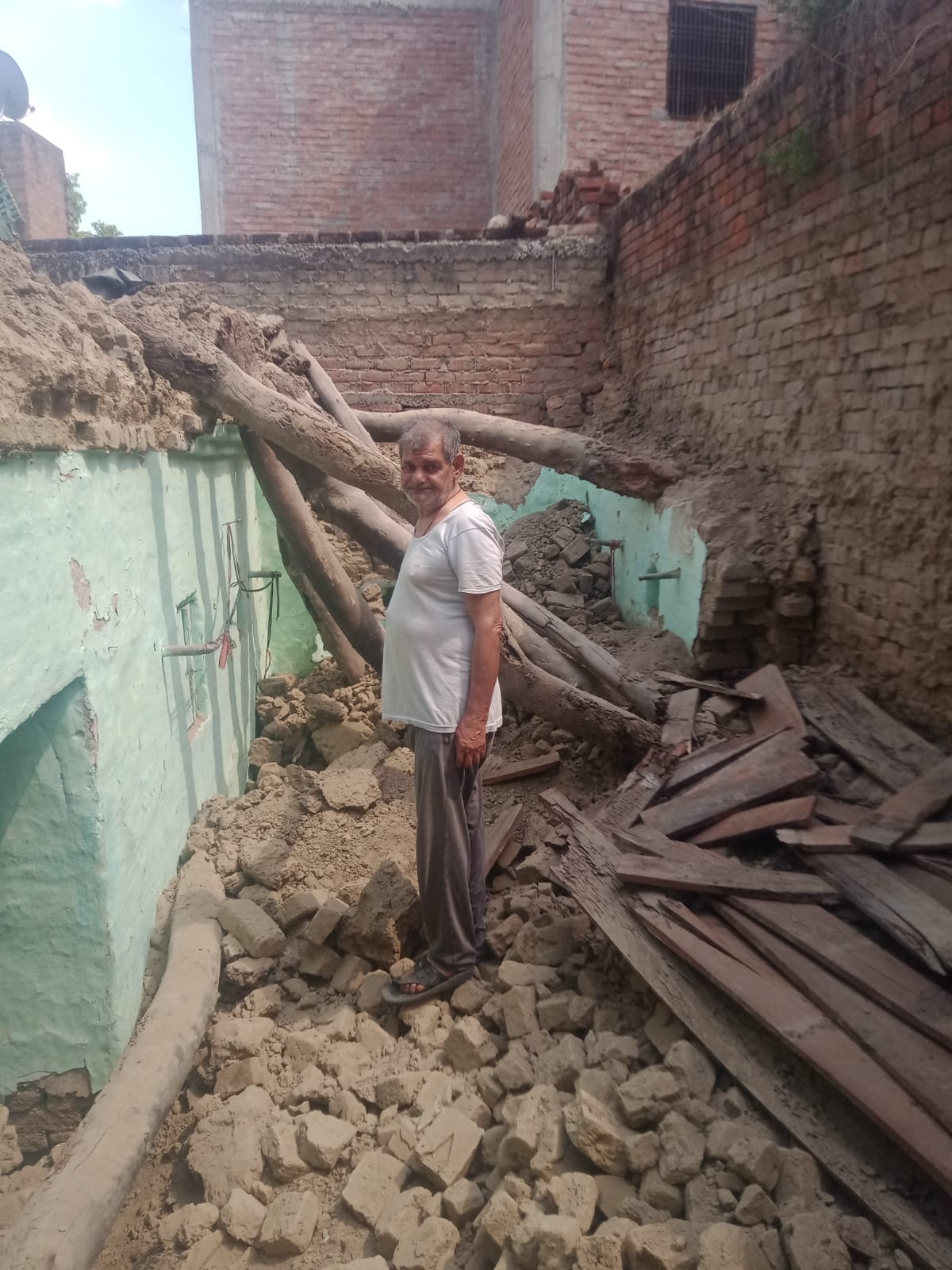 The roof of a mud house collapsed in the rain, saving the family.