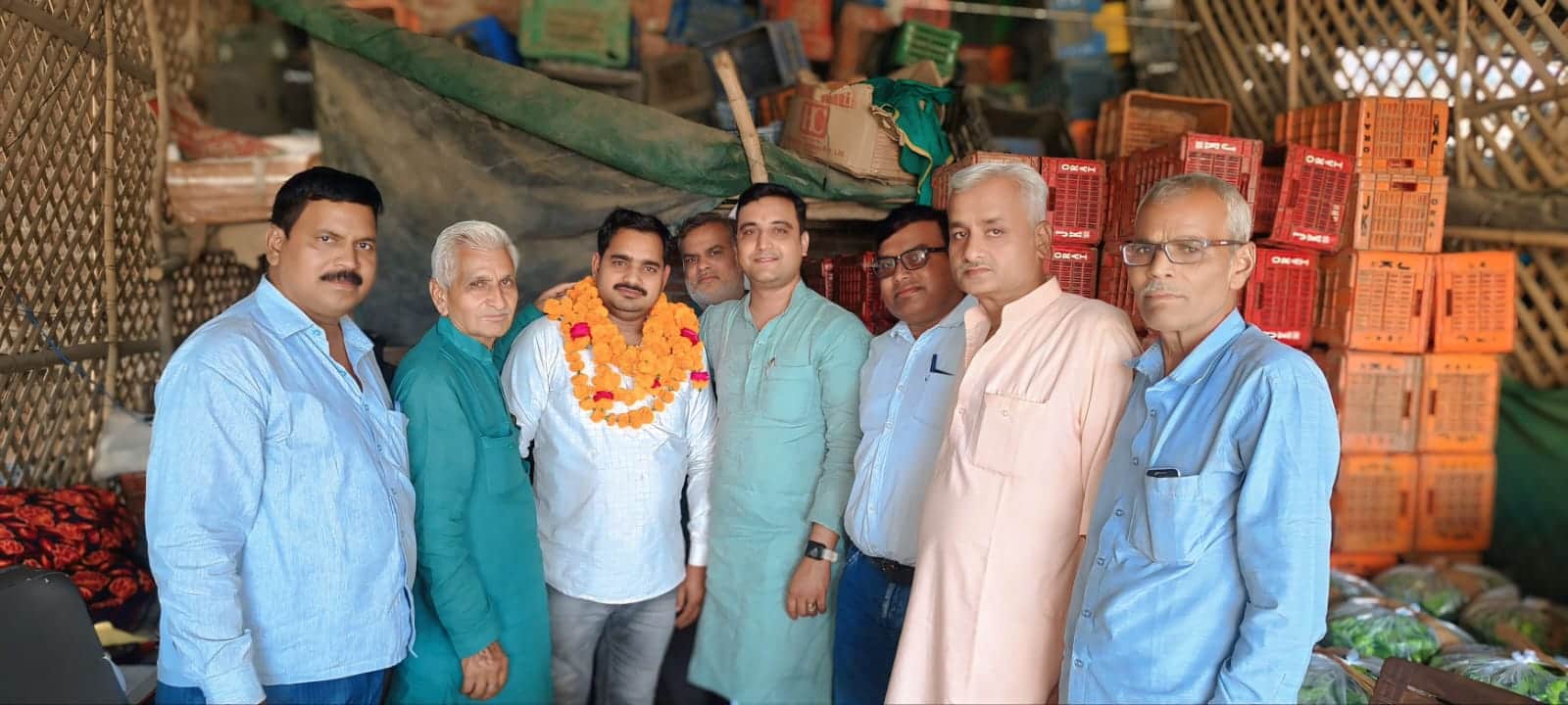 फोटो-7- मंडी समिति के महामंत्री का फूल माला से स्वागत करते पूर्व ब्लॉक प्रमुख। स्रोत:कर्मी