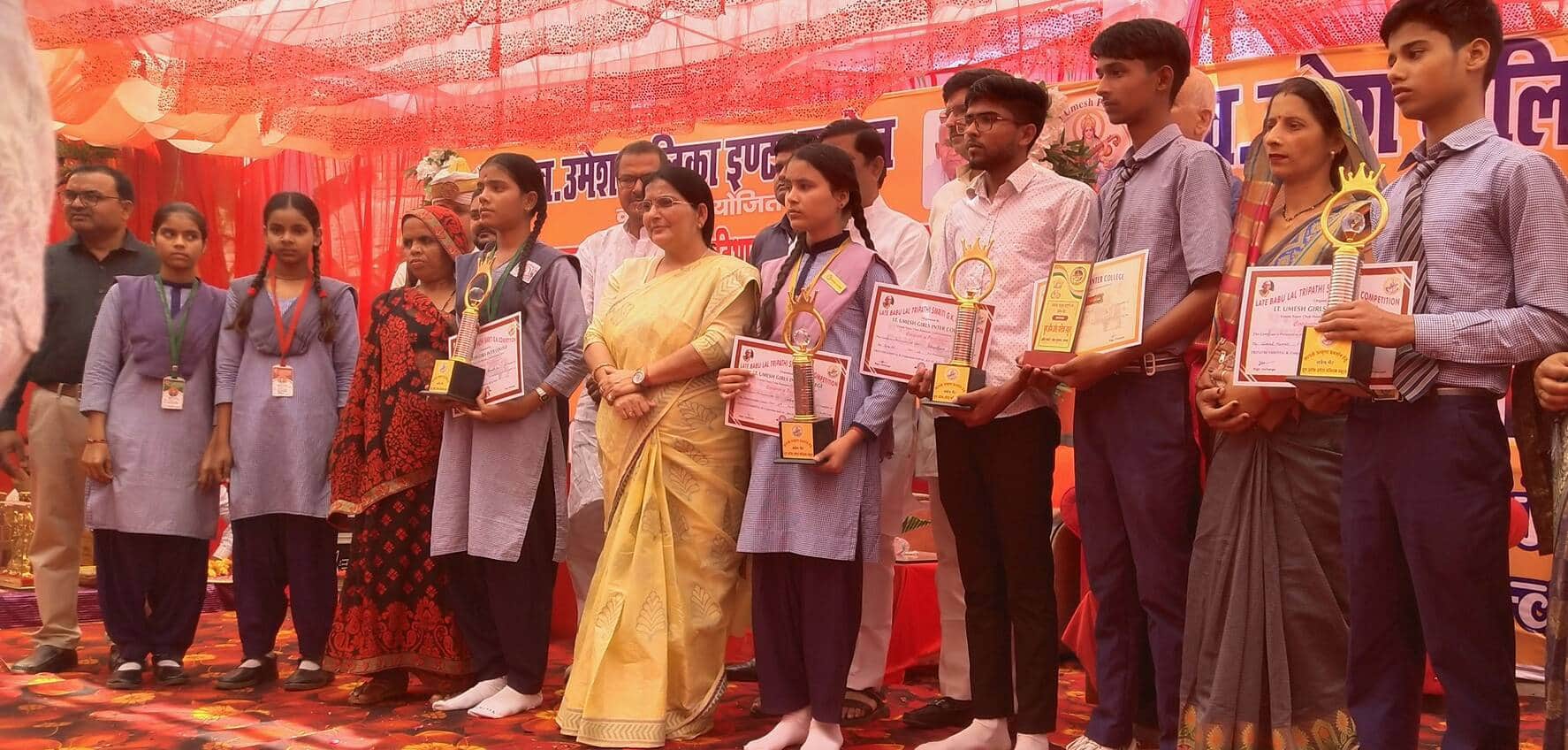 फोटो-7-उच्च शिक्षा राज्यमंत्री रजनी तिवारी के साथ मौजूद मेधावी छात्र-छात्राएं। संवाद