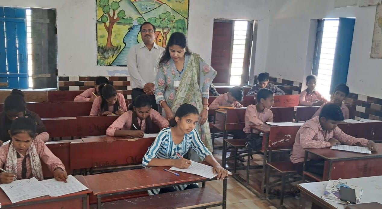 फोटो-8-स्टेम रेसिंग परीक्षा का निरीक्षण करतीं डॉ. रचना सिंह। स्रोत:शिक्षक