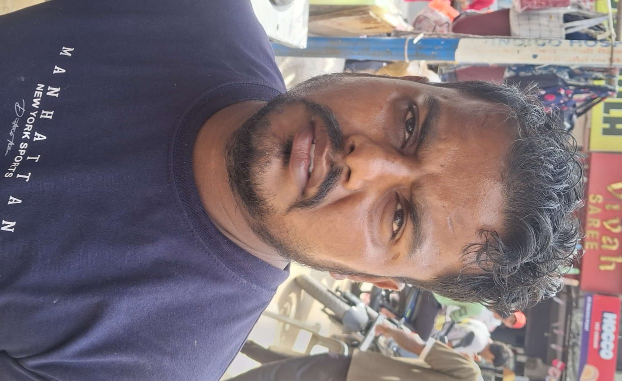 Street vendors are upset with the high cost of gas, and they say, "The administration should provide you with small cylinders."