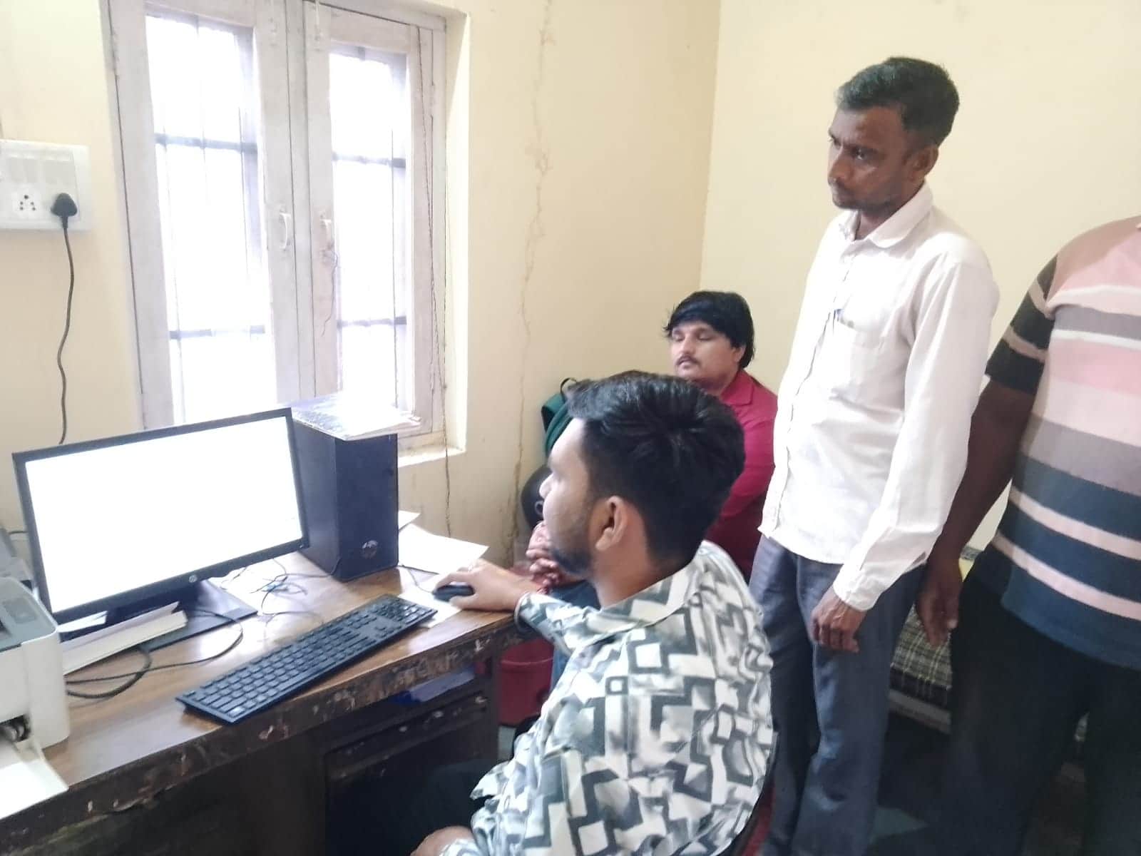 फोटो नंबर- 07नई अनाज मंडी में गेटपास जारी करवाते किसान। संवाद