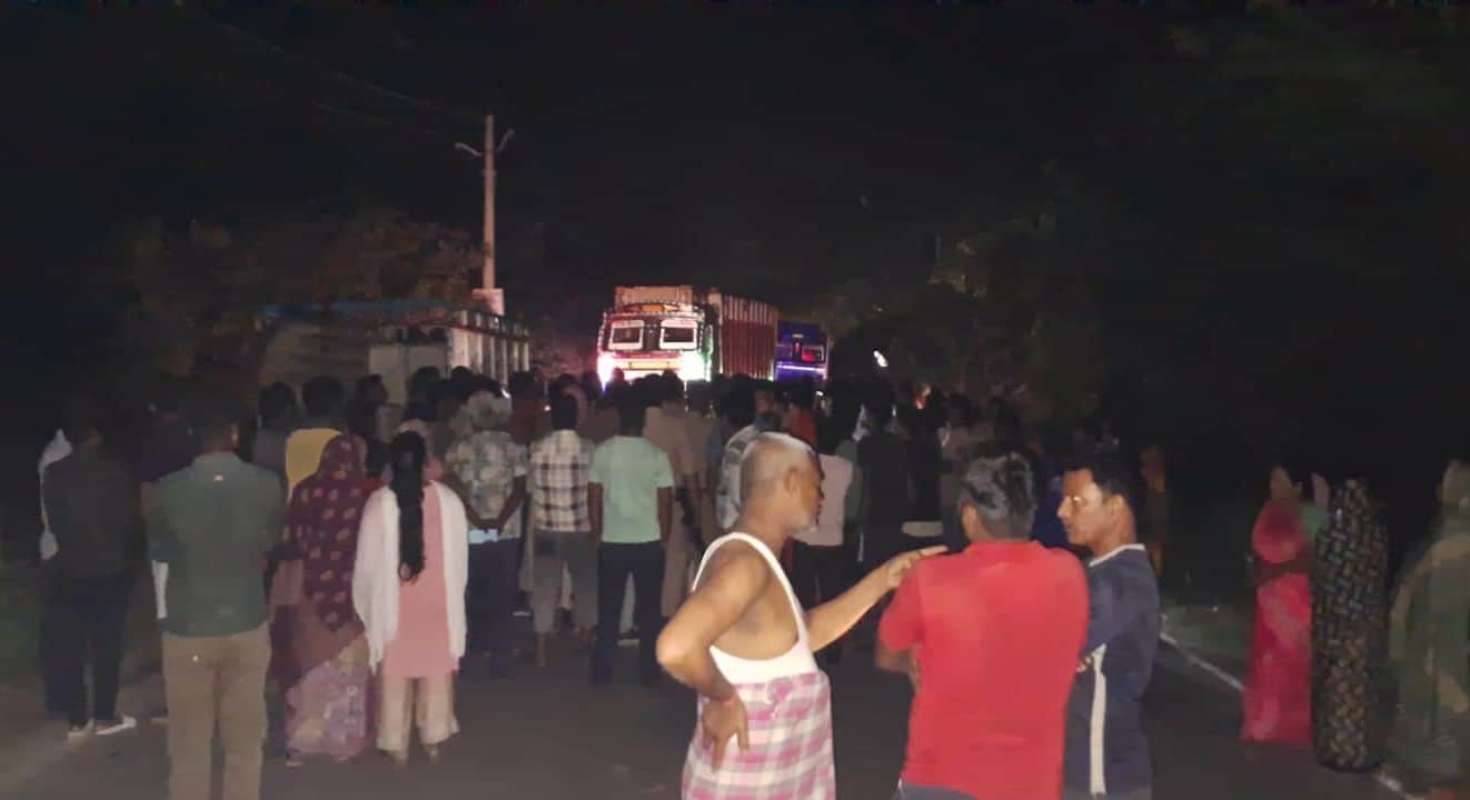 फोटो नंबर-26-हादसे में युवक की मौत के बाद ऊंचगांव-बक्सर मार्ग पर जाम लगाए ग्रामीण। संवाद