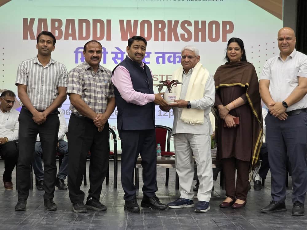 फोटो : सोनीपत के हरियाणा खेल विश्वविद्यालय, राई में कार्यशाला के दौरान अतिथि को पौधा भेंट करते