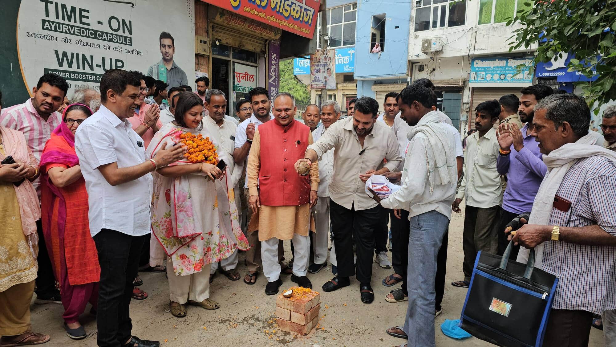 फोटो : सोनीपत के कच्चे क्वार्टर बाजार में गली निर्माण के शुभारंभ पर नारियल तोड़ते विधायक निखिल 