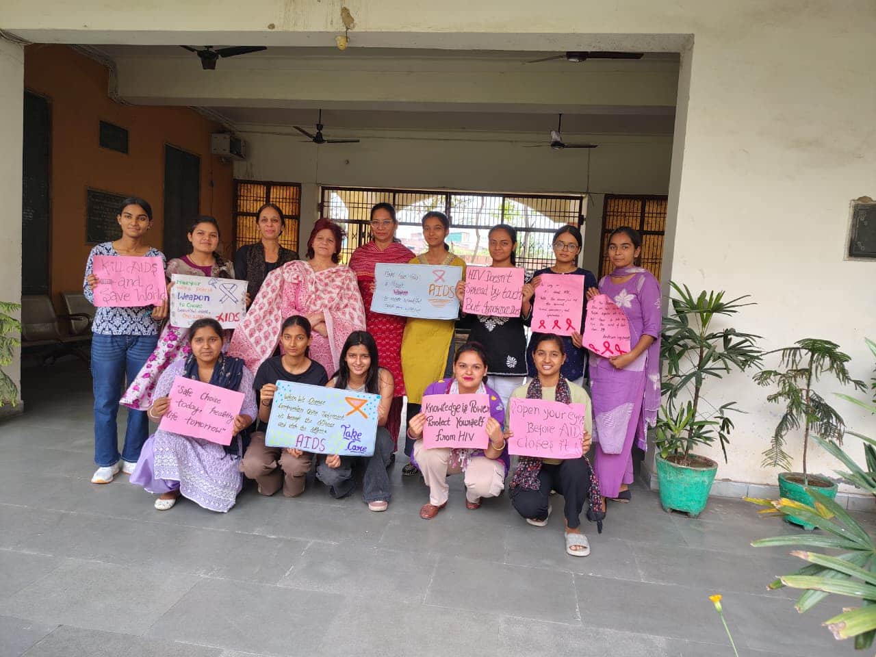 फोटो : सोनीपत के ताऊ देवी लाल राजकीय महिला महाविद्यालय, मुरथल में नारा लेखन प्रतियोगिता की प्रत