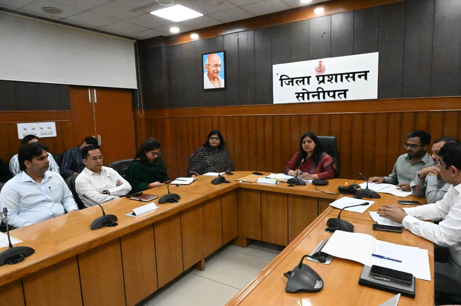 फोटो : सोनीपत लघु सचिवालय में मुख्य सचिव की वीडियो कांफ्रेंस के दौरान उपायुक्त नेहा सिंह व अन्य