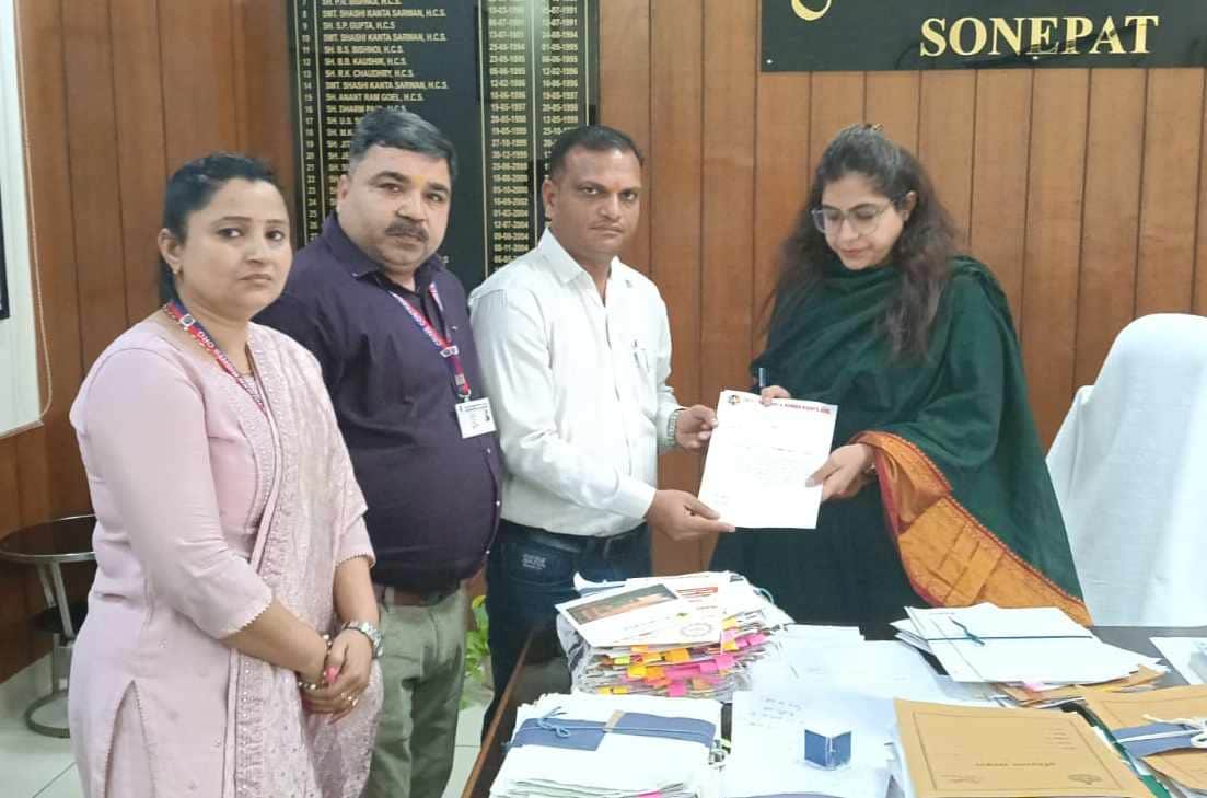 फोटो : सोनीपत में नगराधीश को ज्ञापन सौंपते क्राइम कंट्रोल एंड ह्यूमन राइट्स आर्गेनाइजेशन के पदा