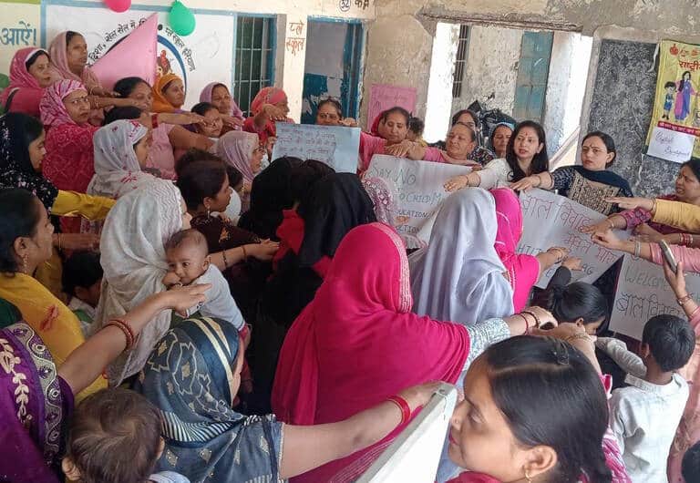 गौछी गांव में आयोजित बाल विवाह मुक्त भारत अभियान के तहत शपथ लेती हुई महिलाएं। डीआईपीआरओ