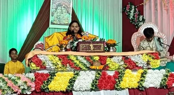 गुलालपुर में शिवमहापुराण कथा सुनाते रतन वशिष्ठ जी महाराज। संवाद