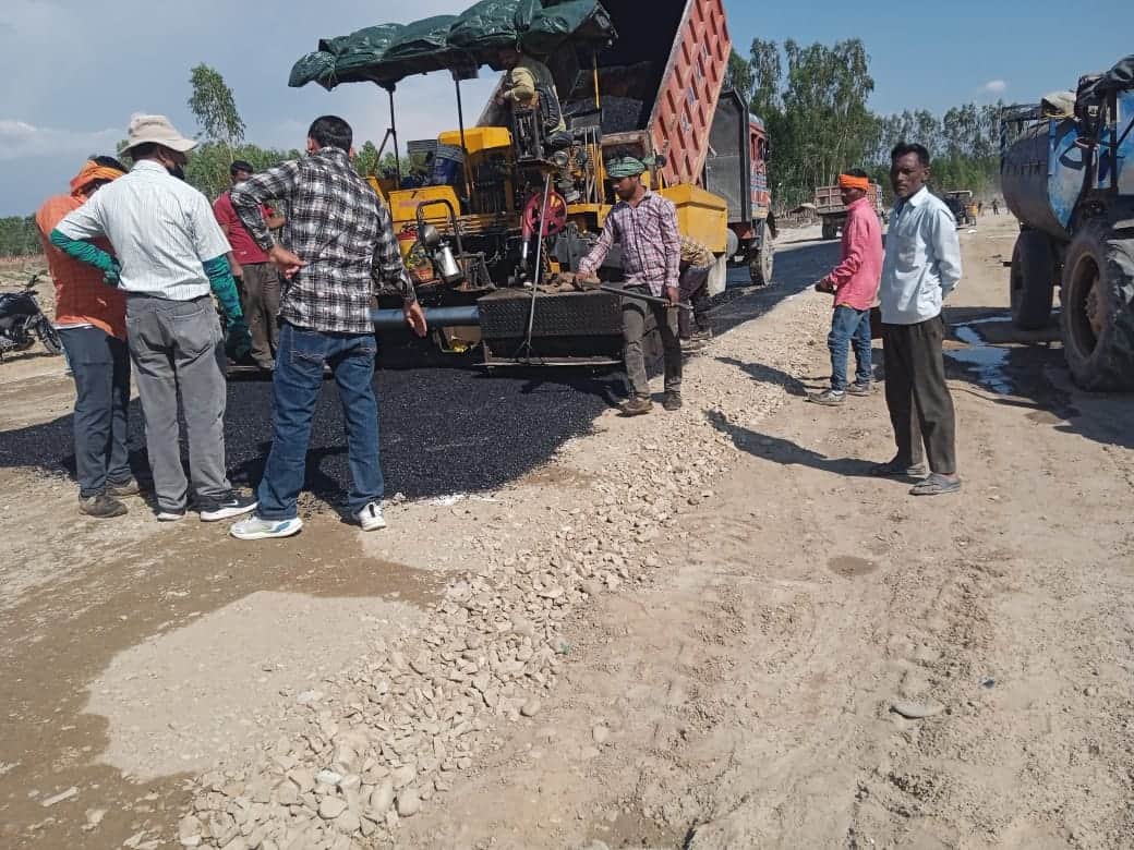 गणेशपुर में हेलीपैड तक बनाई जा रही तारकोल की सड़क। संवाद