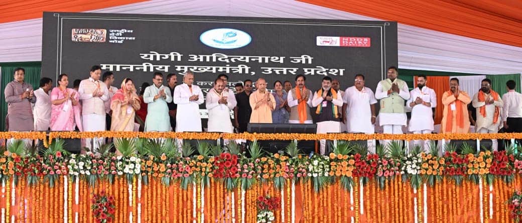 ग्राम मिरिया रेहड़ा में कार्यक्रम के दौरान मंच से लोगों का अभिवादन करते सीएम सहित अन्य भाजपा के