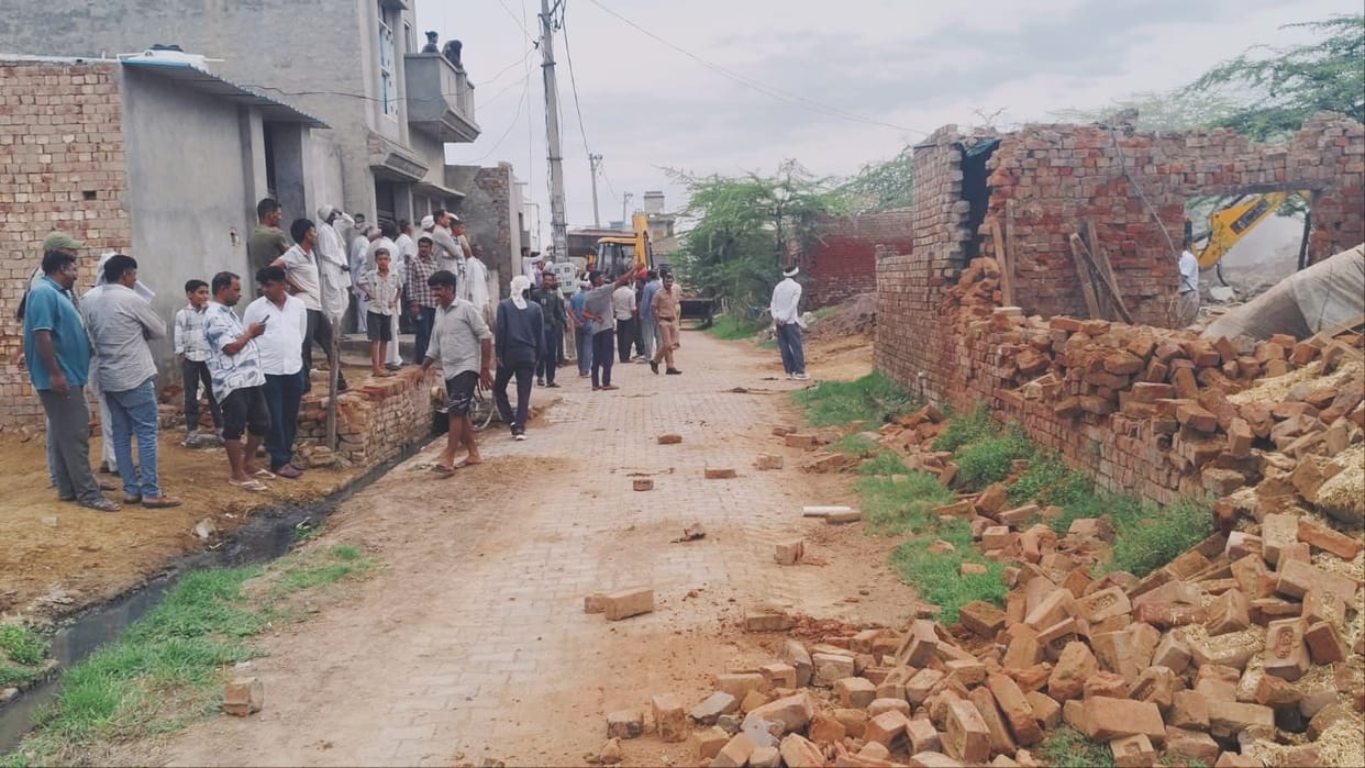 In the presence of police, 29 encroachments were removed from Shamlat and pond land in Dahman