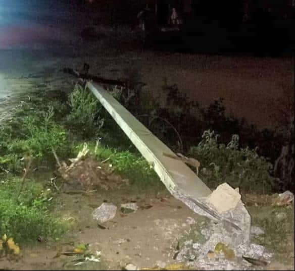 गोंदलामऊ क्षेत्र में तेज आंधी में टूटकर गिरा बिजली का खंभा। संवाद