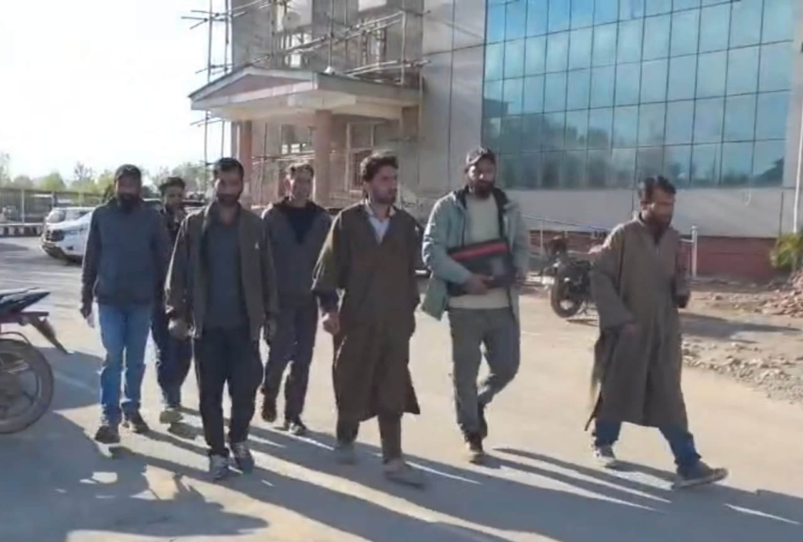 गांदरबल उपायुक्त के कार्यालय बयान दर्ज कराने जाते राशिद के परिवार के सदस्य और गांव वाले। वीडियो