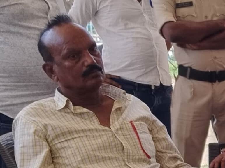 घूस लेते गिरफ्तार एसआई अनिल कुमार सिंह गिरफ्तार किए गए।