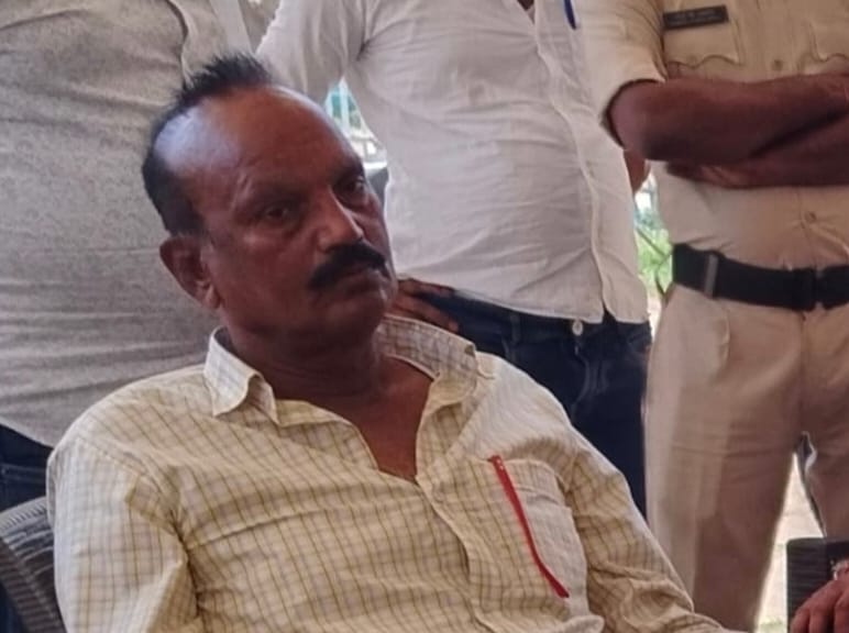 घूस लेते गिरफ्तार एसआई अनिल कुमार सिंह गिरफ्तार किए गए।