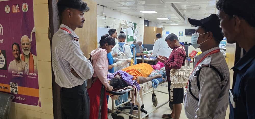 घायलों का इलाज करते डॉक्टर