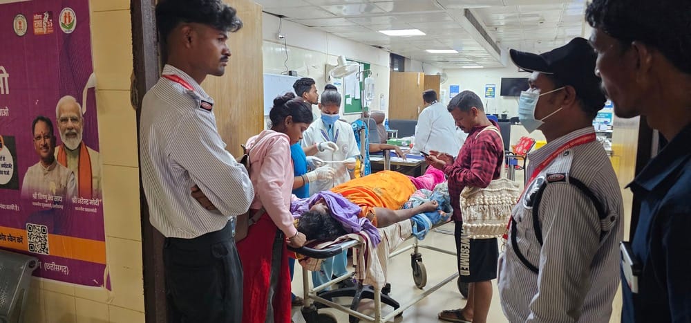 घायलों का इलाज करते डॉक्टर