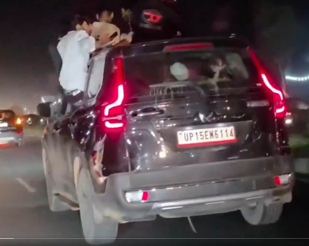 हाईवे पर कार से स्टंट करते युवक। स्रोत वीडियो ग्रैब