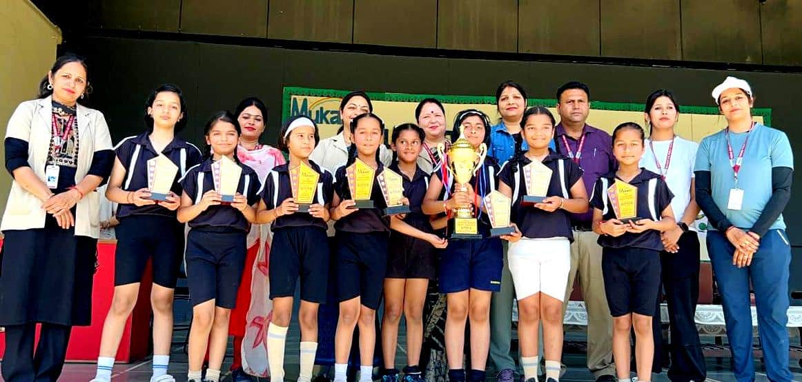 हॉकी प्रतियोगिता की विजेता टीम के साथ कोच व स्टाफ। स्कूल