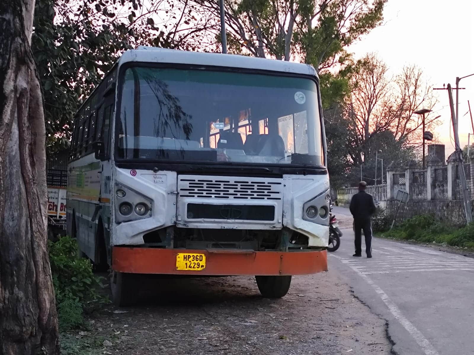 हरिपुर में खराब हुए एचआरटीसी की बस। जागरूक पाठक