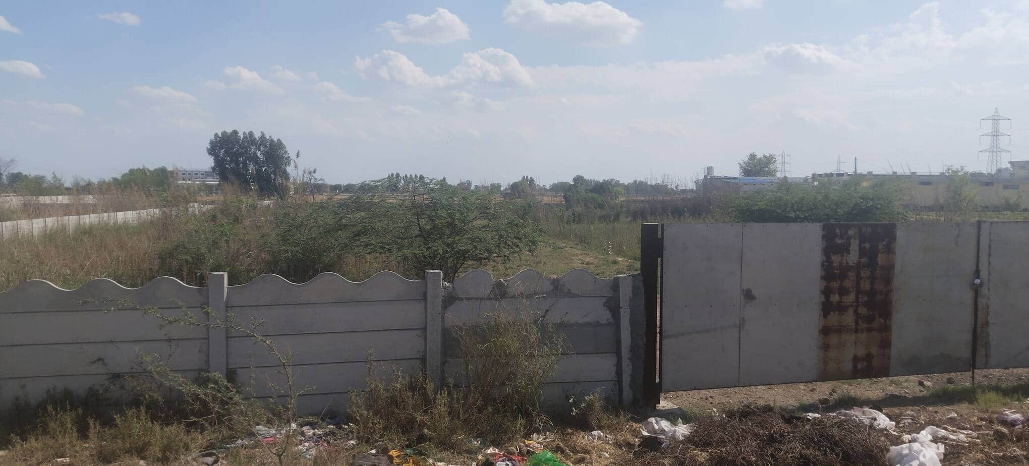 हिसार साऊथ बाईपास पर नगर निगम का अधूरा पड़ा सीएंडडी वेस्ट प्लांट ।