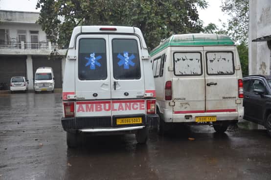 जीएमसी कठुआ के परिसर में खड़ी और अक्सर सड़कों पर दौड़ने वाली बिना इंश्योरेंस के एंबुलेंस 