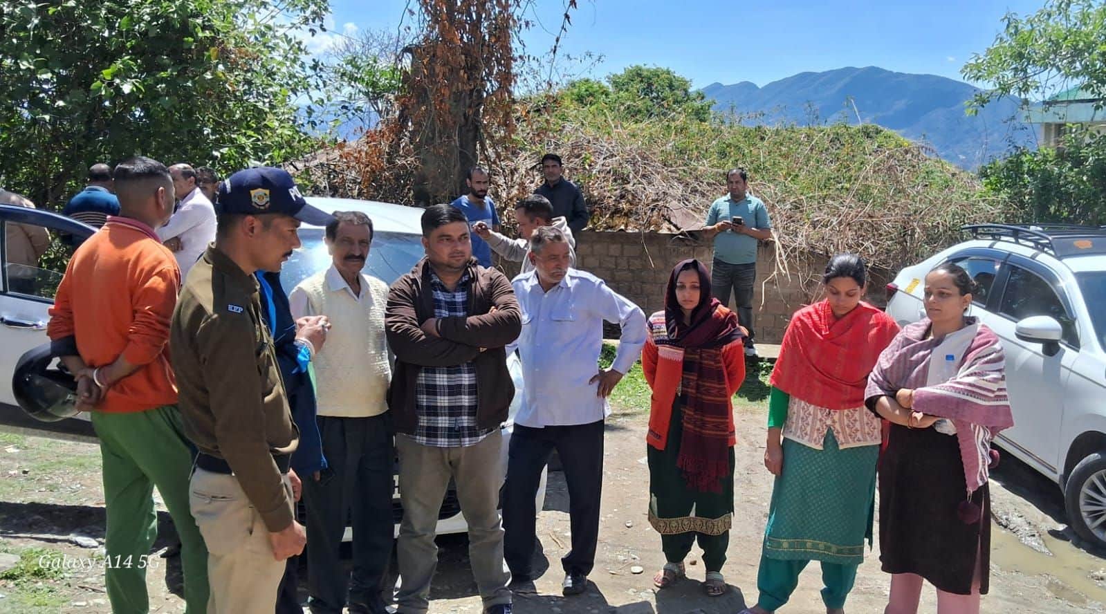 जागिंद्रनगर अस्पताल में गमगीन मृतक हीरा लाल के परिजन।