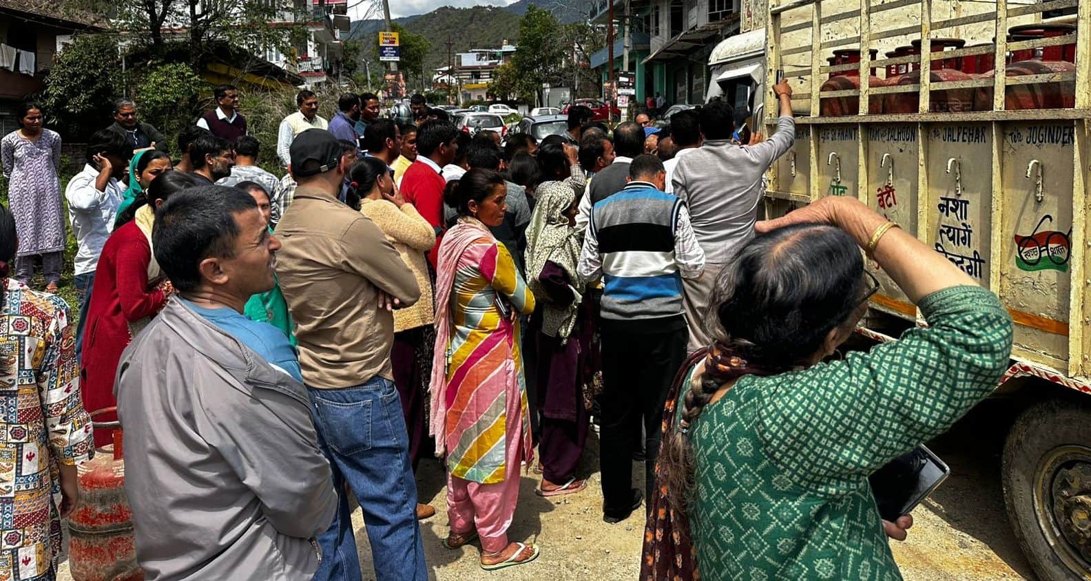 जोगिंद्रनगर के गरोडू में मंगलवार को गैस सिलिंडर की गाड़ी पहुंचने के बाद उमड़ी उपभोक्ताओं की भीड़। 
