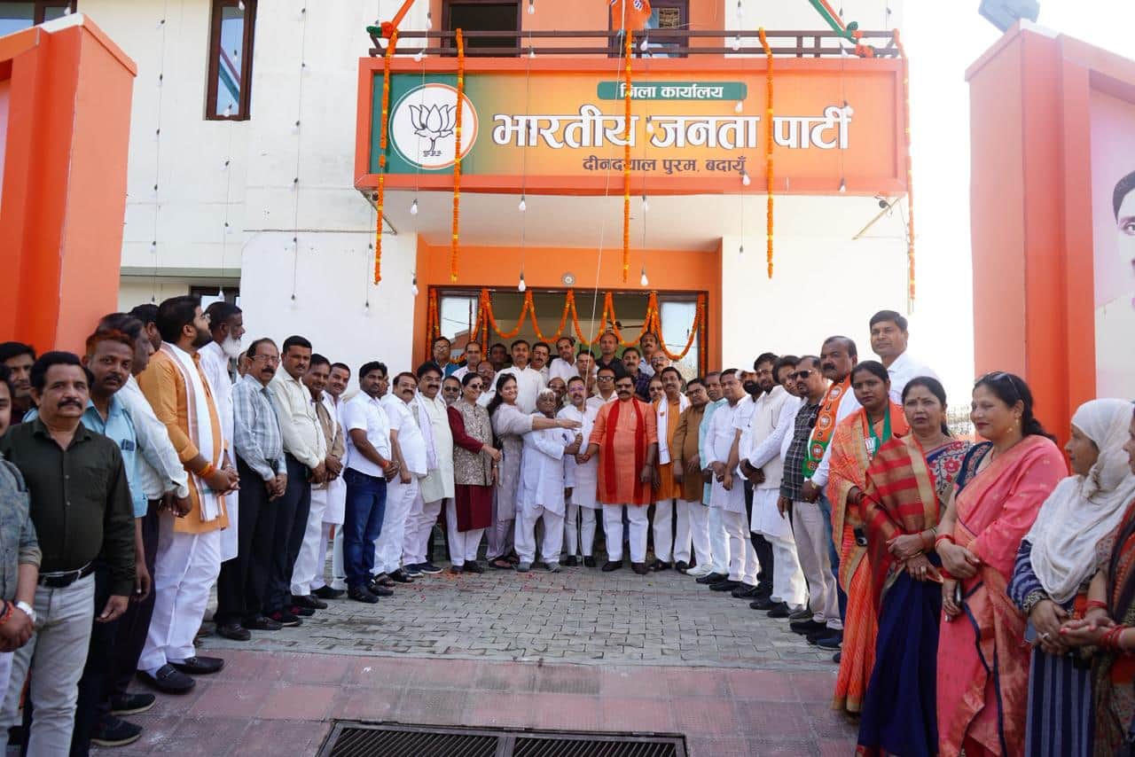 जिला कार्यालय पर पार्टी का स्थापना दिवस समारोह मनाते भाजपा कार्यकर्ता। स्रोत- पार्टी