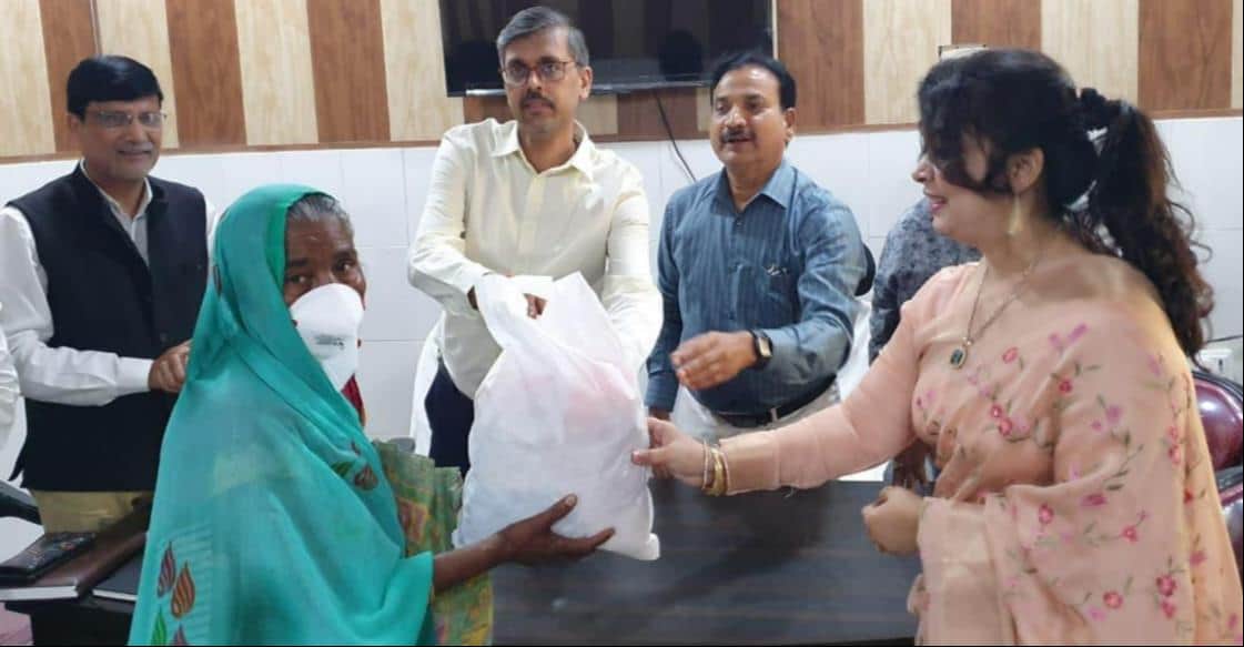 जिला क्षय नियंत्रण केंद्र में टीबी मरीजों को पोषण किट प्रदान करते डीएम। - स्रोत: विभाग