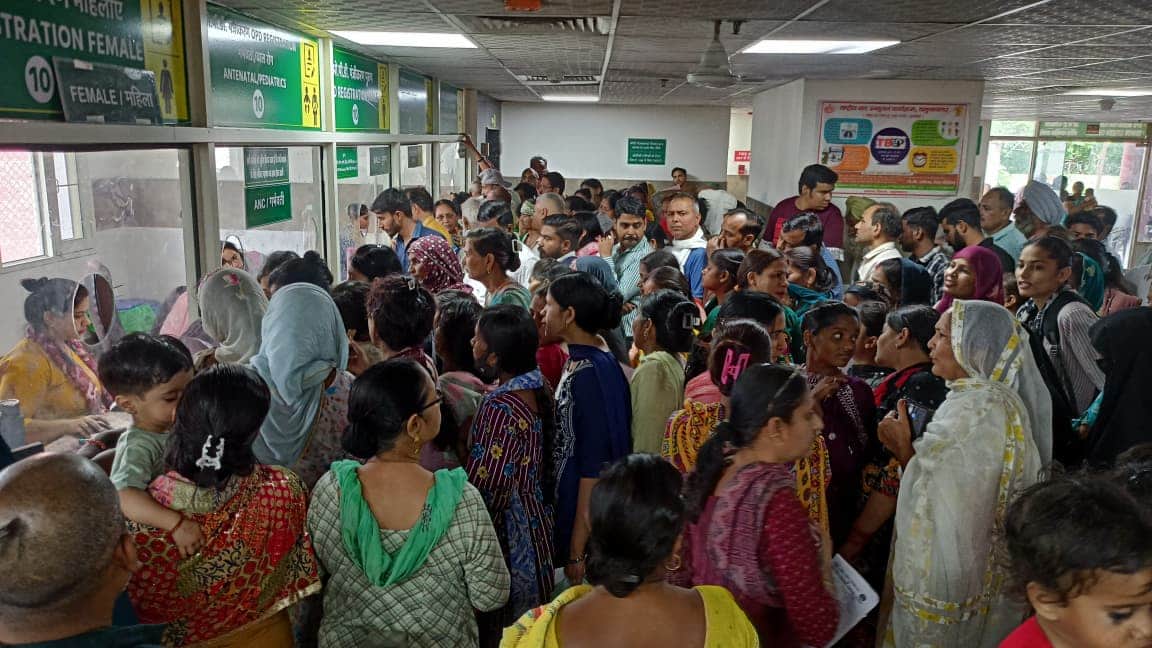 जिला नागरिक अस्पताल की ओपीडी में पर्ची बनवाने के लिए लगी भीड़। संवाद