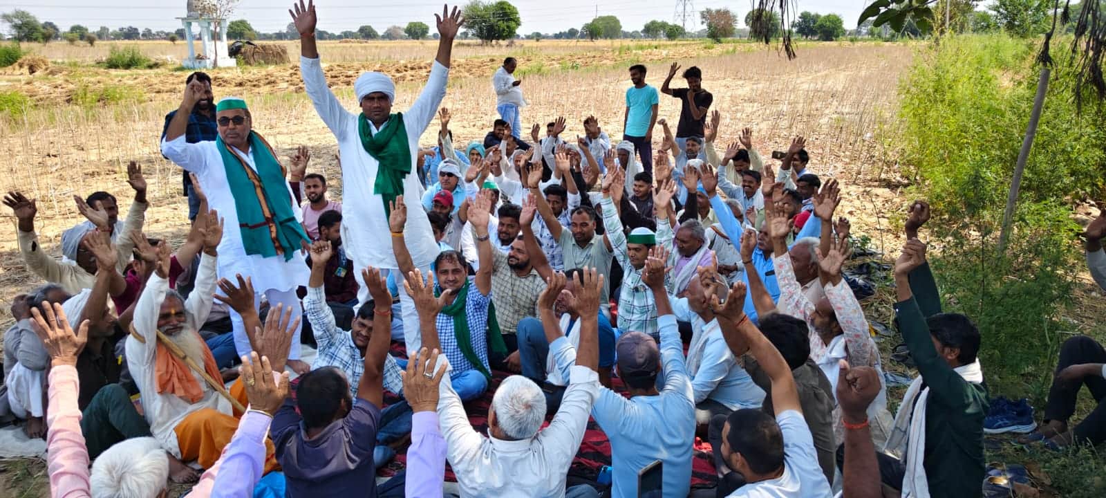 जिलाधिकारी के आश्वासन के बाद धरना समाप्त करने के बाद एसडीएम को ज्ञापन देते किसान।